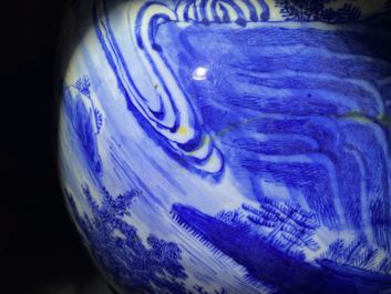Un grand vase en porcelaine de Chine en bleu et blanc, 19&egrave;me